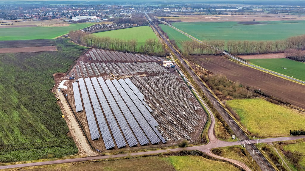 Am Bundesfeldweg wird  südlich der Bahnstrecke aktuell der Solarpark Ritze gebaut. Privatanleger konnten daran Anteile erwerben. 