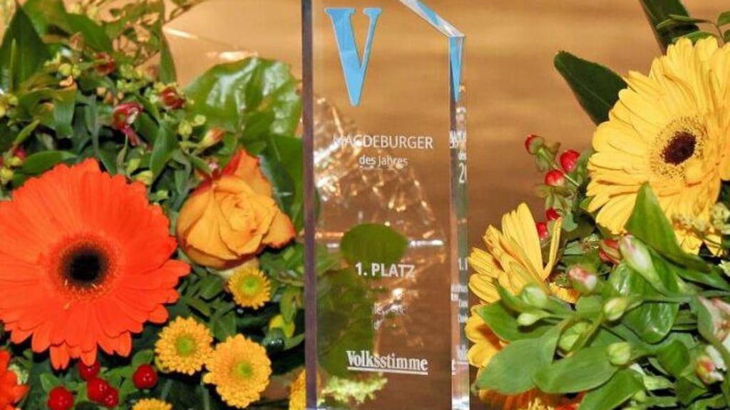 Die Magdeburger des Jahres werden mit Pokalen geehrt.