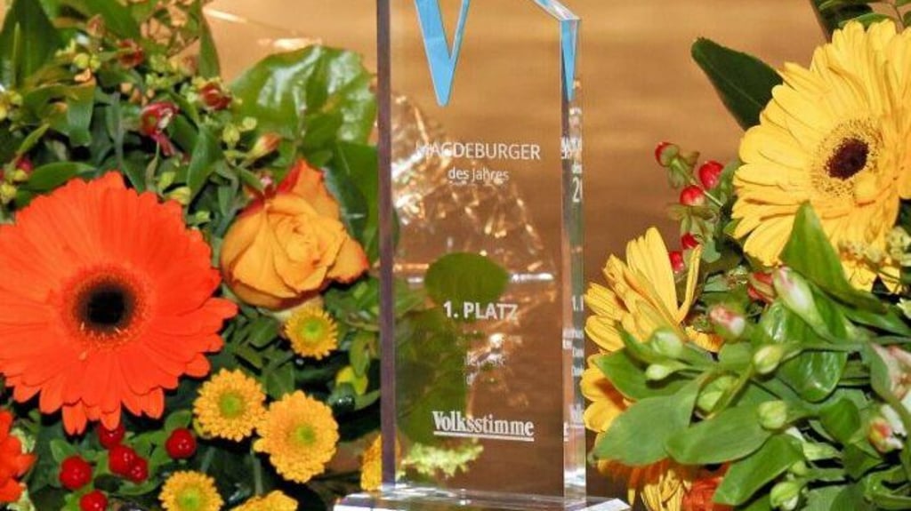 Die Magdeburger des Jahres werden mit Pokalen geehrt.