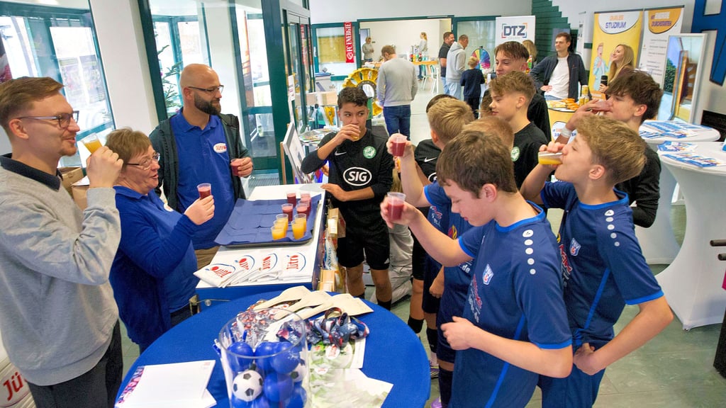 Am Stand der Firma Jütro holen sich die Spieler nach jeder Partie des „Hallen Heroes“-Events in Holzdorf einen Smoothie zur Stärkung ab.