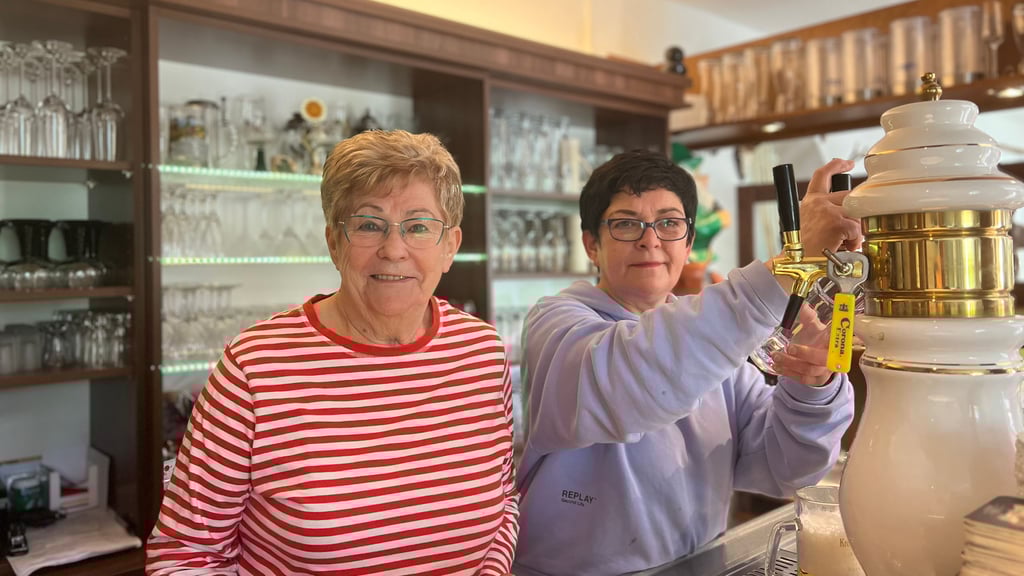 Conny Hesse und ihre Mutter Melanie Buchholz betreiben seit 30 Jahren die Jagdhütte am Röderhofer Teich (Harzkreis).