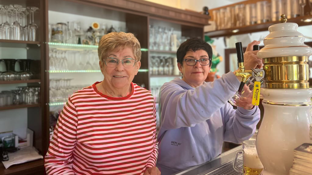 Conny Hesse und ihre Mutter Melanie Buchholz betreiben seit 30 Jahren die Jagdhütte am Röderhofer Teich.