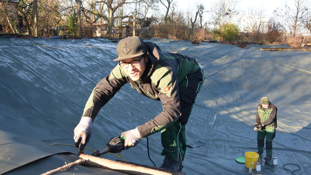 Die Fachmänner Sven Dänziger und Carsten Cammrad (unten) haben die Folie  am  Löschteich in Badel zusammengeschweißt. 