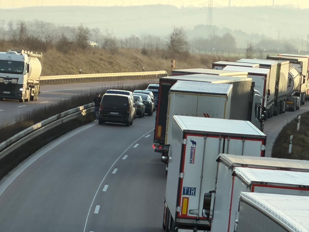 Der Verkehr staut sich auf der A38.
