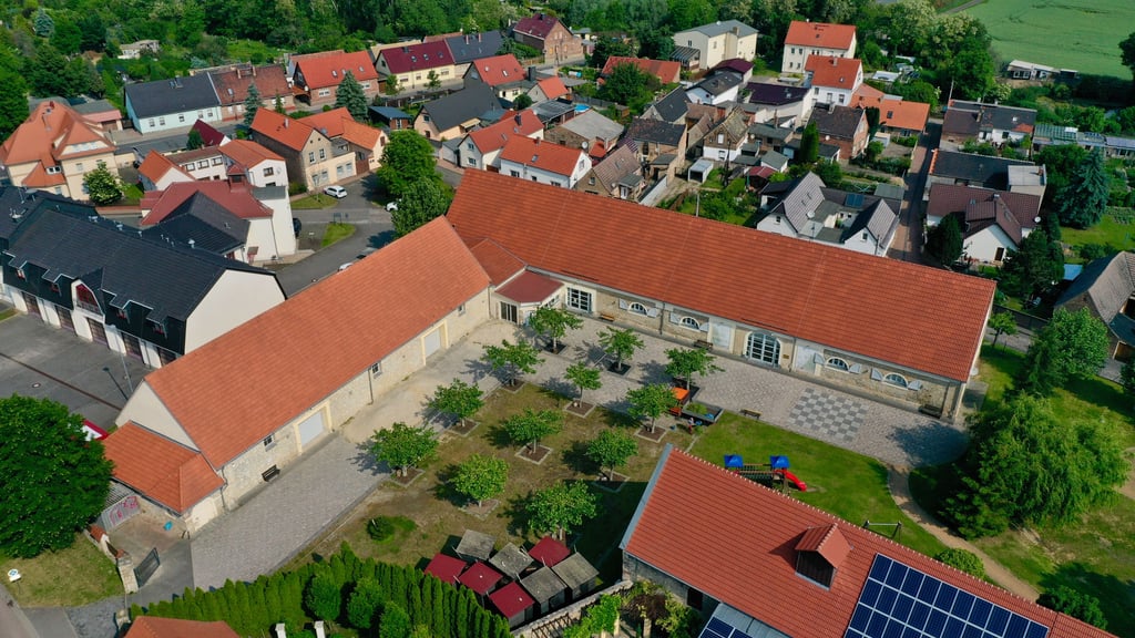 Blick auf die Festscheune in Röblingen. Dort finden regelmäßig die Sitzungen des Gemeinderats statt. 