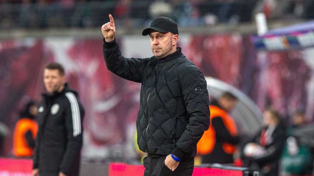 Ole Werner gibt beim Spiel gegen Eintracht Frankfurt Handzeichen.