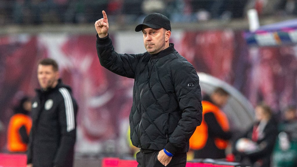 Ole Werner gibt beim Spiel gegen Eintracht Frankfurt Handzeichen.