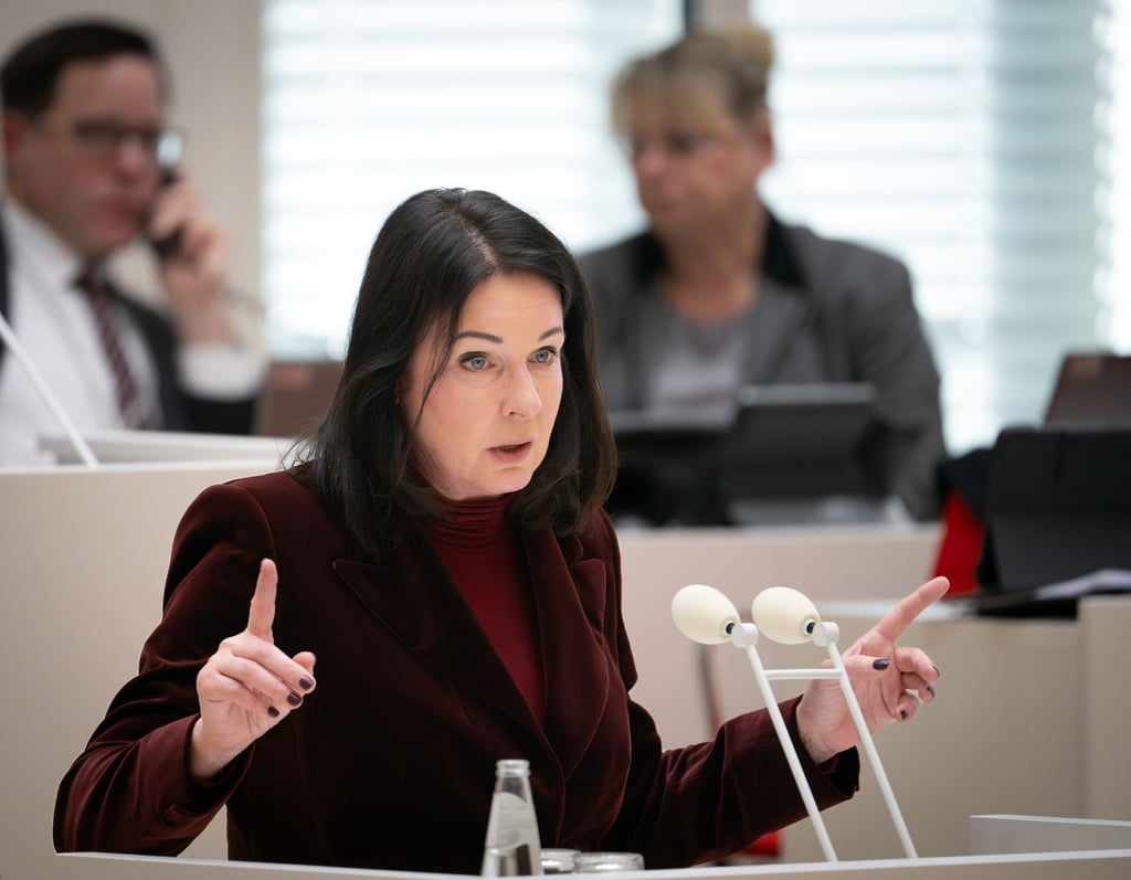 Gesundheitsministerin Müller stellt den Plan für Kinderschutzambulanzen vor.