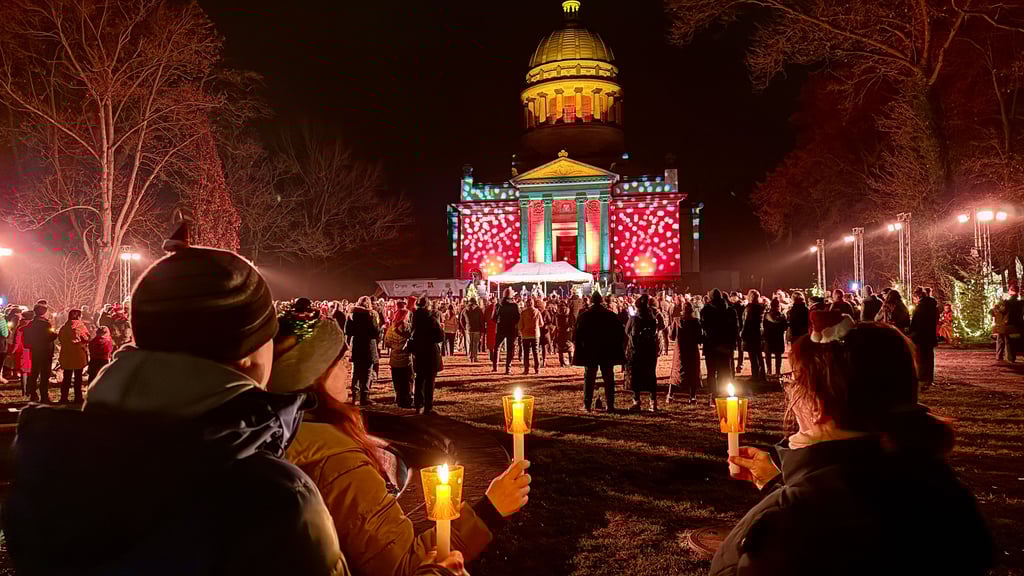 Mit einem spektakulär angeleuchtetem Mausoleum im Hintergrund hat am vergangenen Sonnabend das zweite Dessau-Roßlauer Weihnachtssingen stattgefunden - dieses Mal im Dessauer Tierpark. 