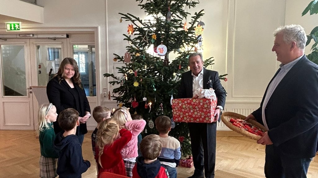 Kita-Kinder aus Hornhausen schmücken einen Weihnachtsbaum im Magdeburger Landtag. Dafür gibt es Geschenke vom Landtagspräsidenten Gunnar Schellenberger (CDU) überreicht.