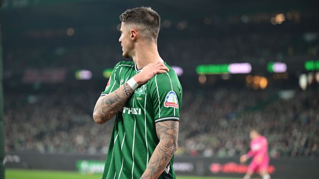 Werder bangt vor dem Spiel in Augsburg um Kapitän Marco Friedl. (Archiv)