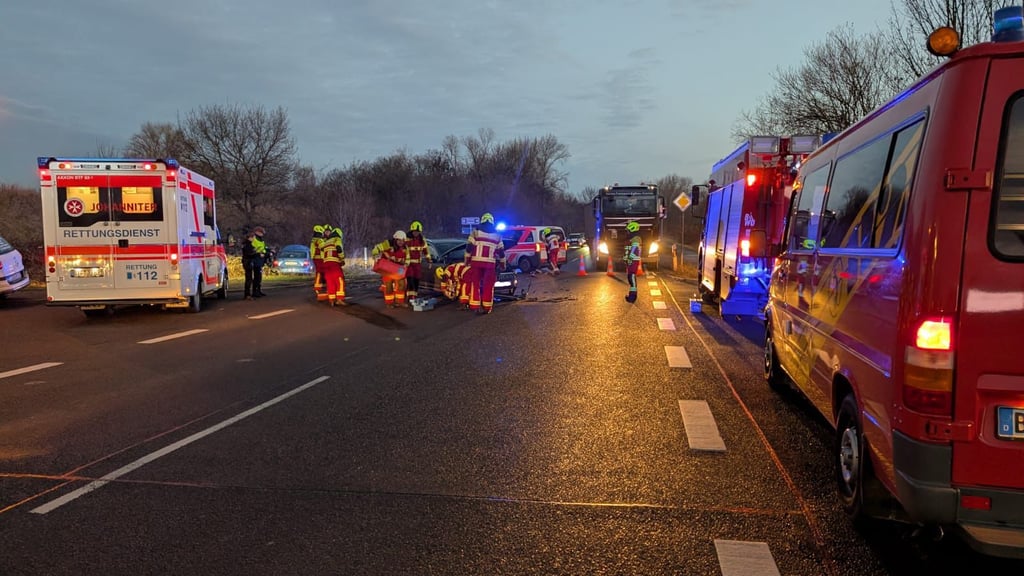 Die Unfallstelle an der B100 am Abzweig Friedensstraße: Zahlreiche Rettungskräfte waren im Einsatz.