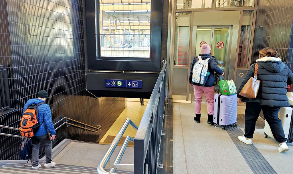 Der Haupaufzug neben der Treppe zur Unterführung wird rege genutzt. Auch die drei Lifte zu den Bahnsteigen sind erneuert worden und in Betrieb. 