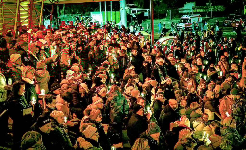 Etwa  2.200 Menschen kamen 2024 zum Weihnachtssingen ins Sandersdorfer Stadion. Mal sehen wie viele es am 20. Dezember sind. 