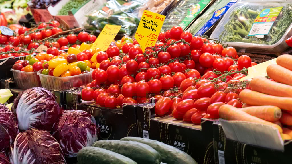 Gemüse und Obst liegt meist gleich ganz vorn im Supermarkt, das soll für einen entspannten Start in den Einkauf sorgen.