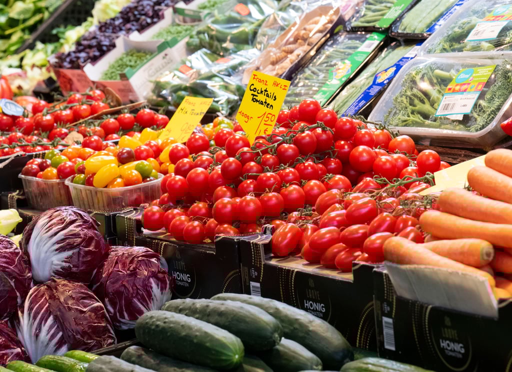 Gemüse und Obst liegt meist gleich ganz vorn im Supermarkt, das soll für einen entspannten Start in den Einkauf sorgen.