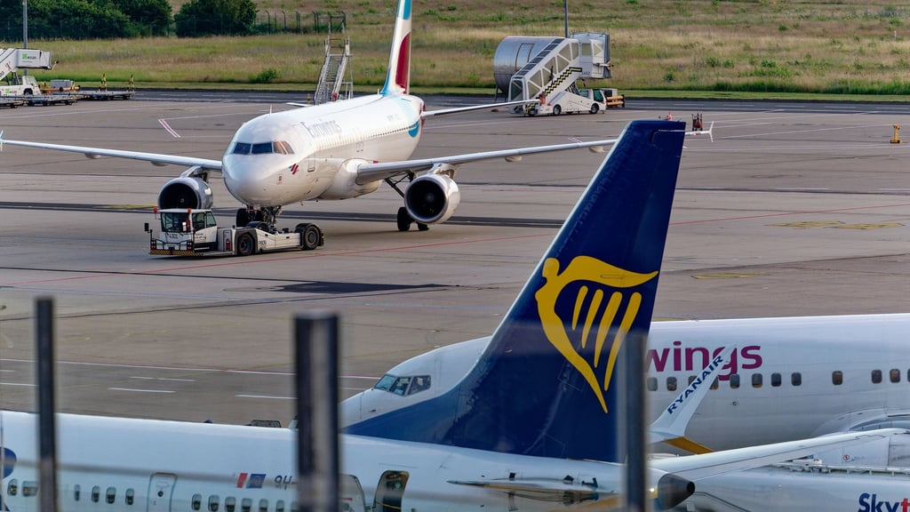 Eurowings und Ryanair bieten Direktflüge von deutschen Flughäfen an.