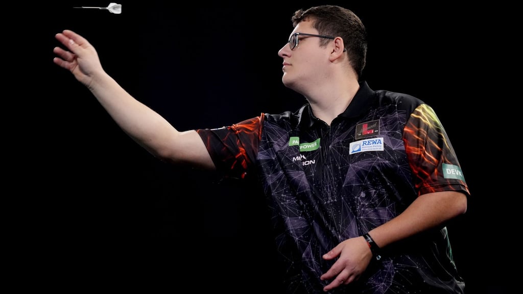 Dominik Grüllich scheitert knapp an Jermaine Wattimena.