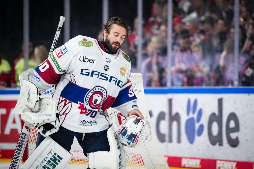 Torhüter Jake Hildebrand kassierte mit den Eisbären Berlin eine 5:8-Niederlage in Ingolstadt. (Archivbild)