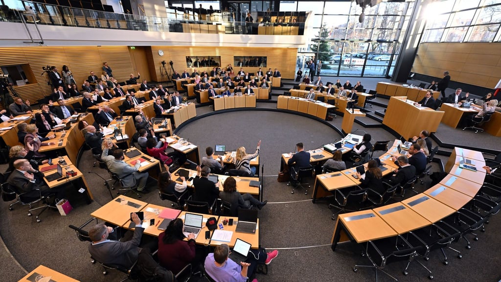 Der Thüringer Landtag beschließt einen Doppelhaushalt mit Rekordausgaben und hoher Neuverschuldung.