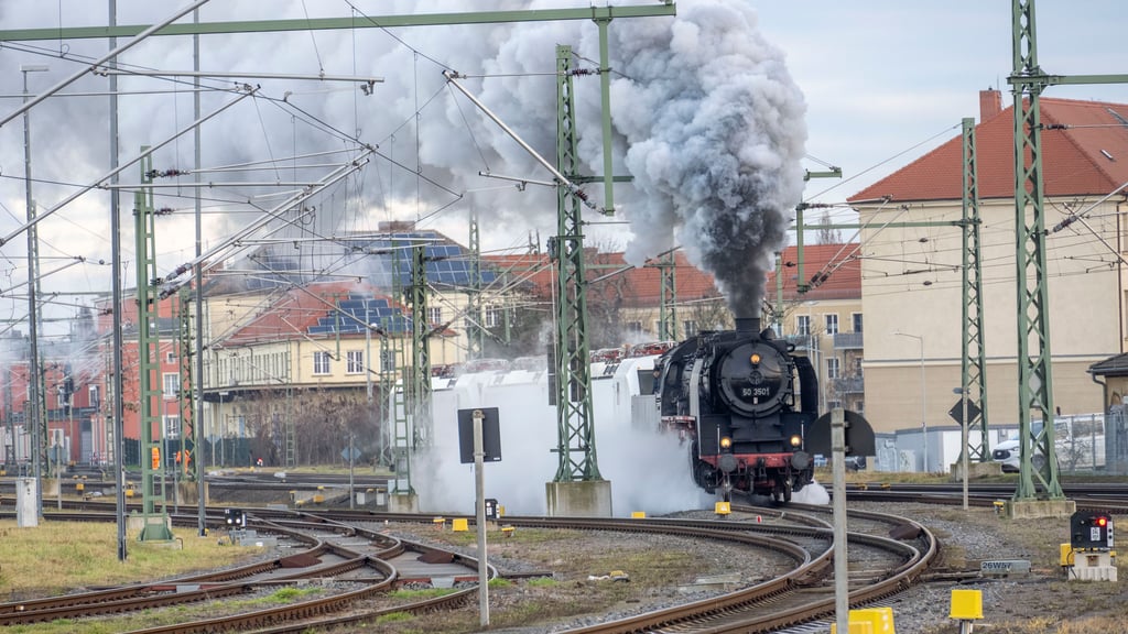 Die  50 3501 am Bahnhof Dessau mit besonderer Fracht. 