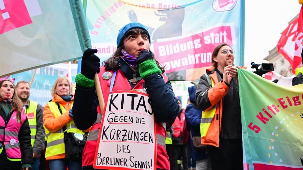 Vor dem Berliner Abgeordnetenhaus war lauter Protest gegen Haushaltskürzungen zu hören.