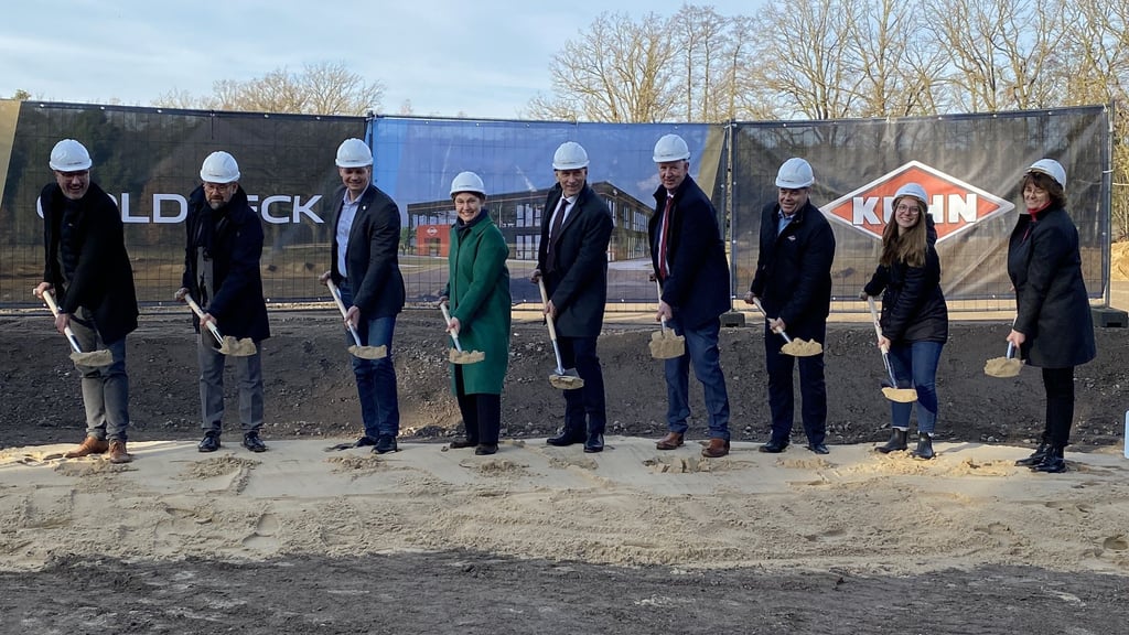 Spatenstich bei der Firma Kuhn in Schopsdorf: (v. l.) Sebastian Brecher (Architekt Goldbeck Magdeburg), Dr. Andreas Tyrpe (Abteilungsleiter Wirtschaftsministerium Sachsen-Anhalt), Stefan Dreßler (Beigeordneter Landkreis Jerichower Land), Stefanie Pötzsch (Staatssekretärin Wirtschaftsministerium Sachsen-Anhalt), Simon Schlüchter (Geschäftsführer Kuhn Schopsdorf), Olaf Feuerborn (Vorstand Bauernverband Sachsen-Anhalt), Rolf Schneider (Vertriebsleitung Kuhn-Gruppe) Aylin Mehlhase (Ortsbürgermeisterin Schopsdorf) Dagmar Turian (Bürgermeisterin Genthin). 