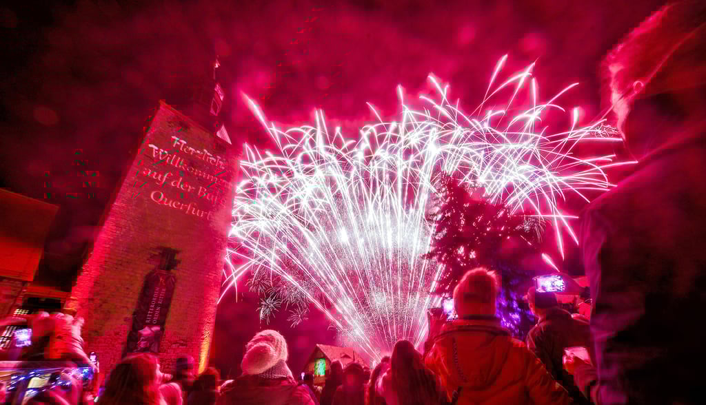 Beim alljährlichen „Querfurter Adventszauber“ darf das traditionelle Feuerwerk am Freitagabend nicht fehlen.