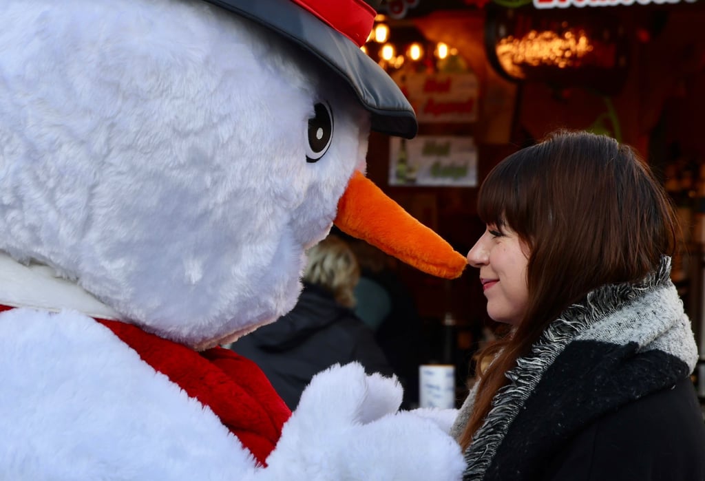 Schau mir in die Augen - Schneemann Willi und Maria Gringer, Vorsitzende der City-Gemeinschaft Halle, laden zusammen mit Händlern und Schaustellern auf den halleschen Wintermarkt ein. 