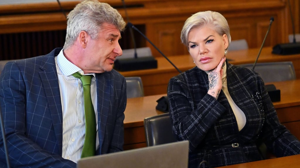 Melanie Müller bestreitet, den Hitlergruß gezeigt zu haben.