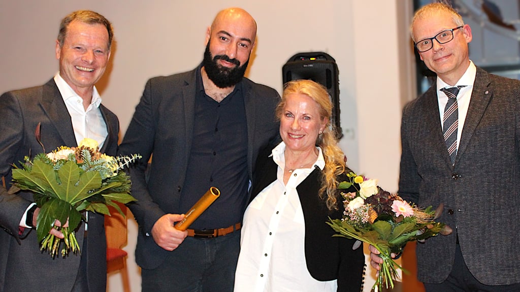 Kristina Freese hat die Leitung des Magdeburger Brustzentrums am Krankenhaus St. Marienstift an Khaled Benfoughal übergeben. Wolfgang Hartmann (links) und Michael Ludwig (rechts) gratulieren.