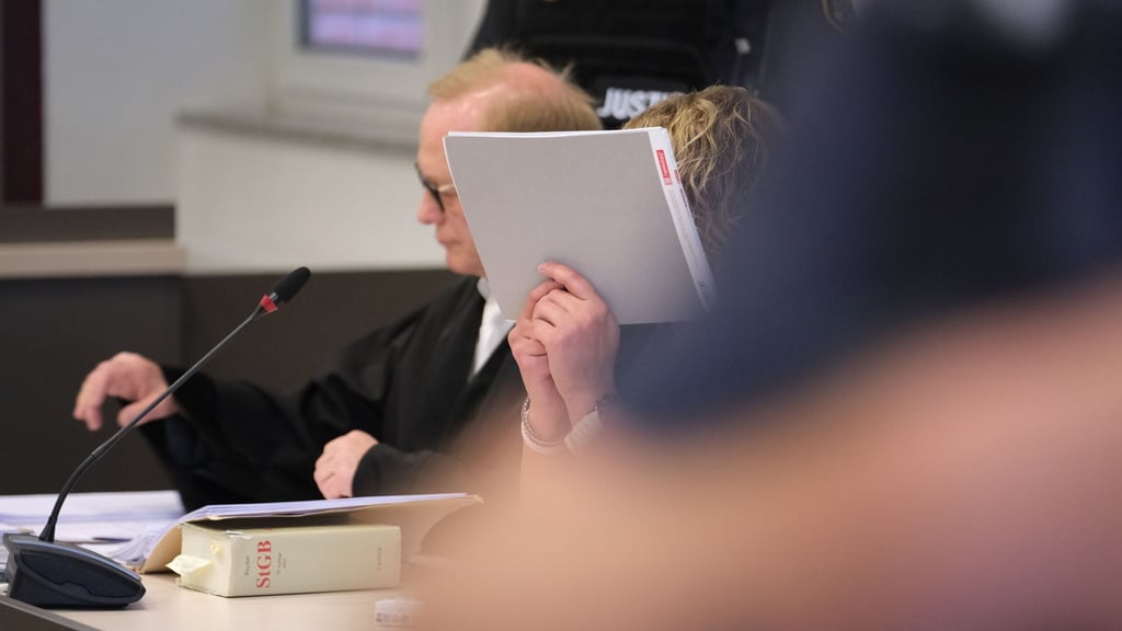 Vor dem Landgericht in Dessau-Roßlau ist eine Zwillingsmutter nach dem Tod ihrer Kinder verurteilt worden. (Archivbild)