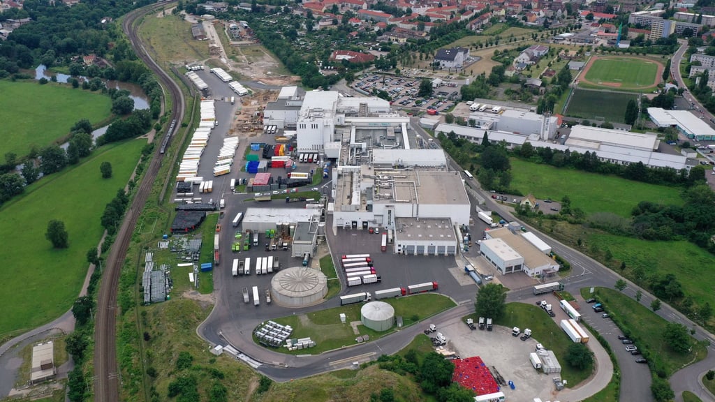 Zwischen dem Unternehmen Tönnies, das den Schlachthof auf dem Foto in Weißenfels betreibt, und dem Burgenlandkreis herrscht Uneinigkeit.