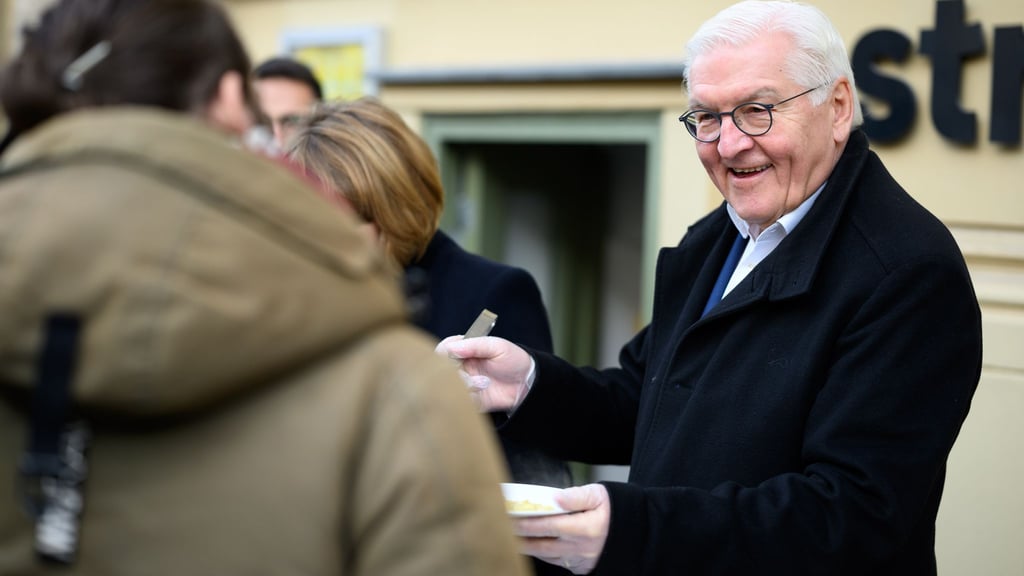 Steinmeier servierte Kartoffelsuppe mit Würstchen.