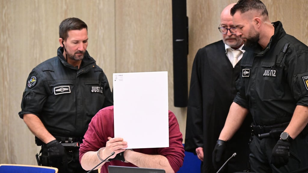 Bei der Fahrt Anfang März war der Angeklagte laut Staatsanwaltschaft gezielt auf Menschen zugefahren. Eine 83-jährige Frau und ein 54-jähriger Mann wurden getötet. (Archivbild)