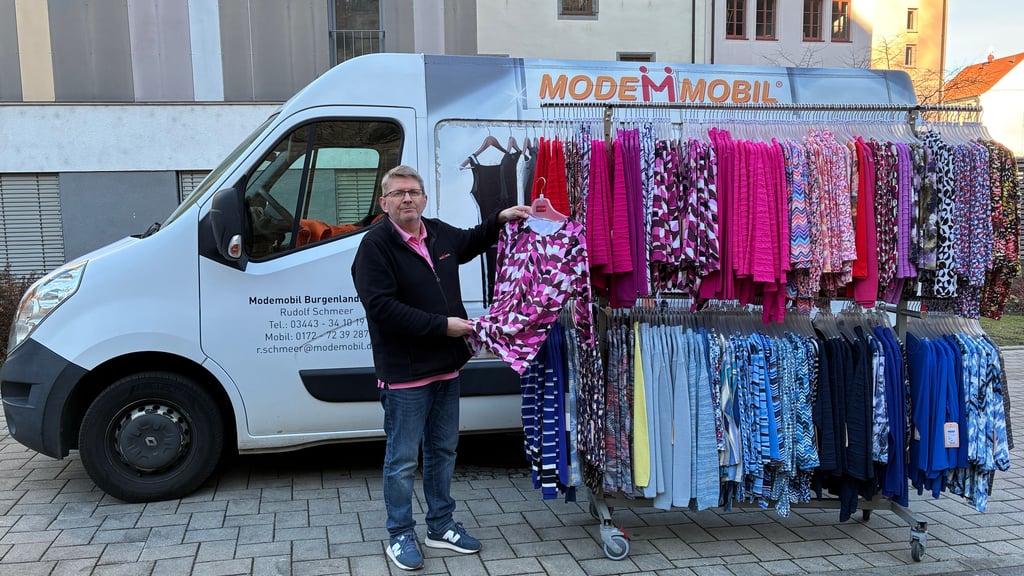 Rudolph Schmeer ist mit seinem Modemobil im Burgenlandkreis unterwegs und bringt Kleidung zu Leuten, die selbst nicht in einen Laden gehen können.