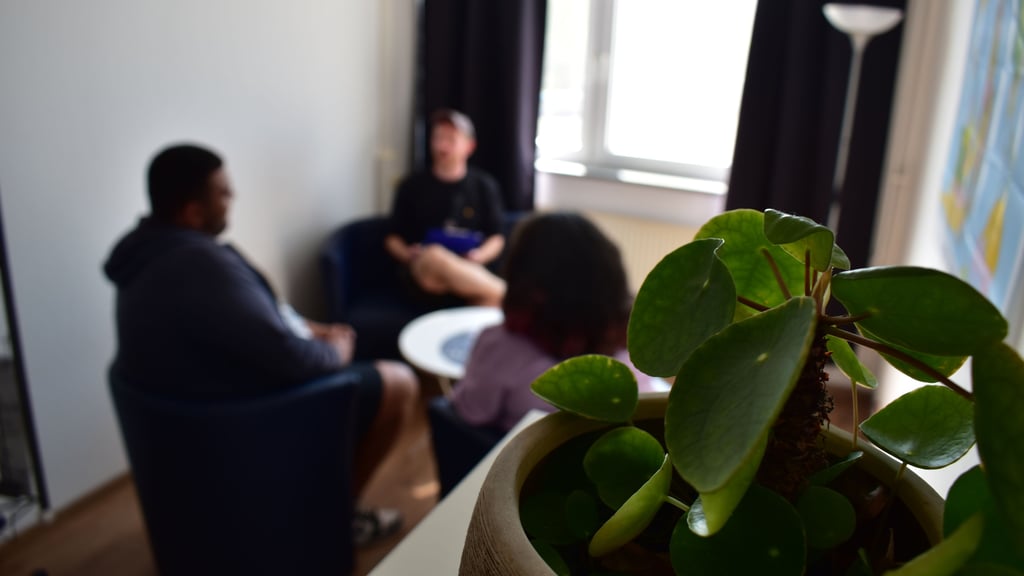 Im Gespräch: Gemeinsam mit den Jugendlichen versuchen die Go-Mitarbeiter, deren Angelegenheiten zu ordnen.