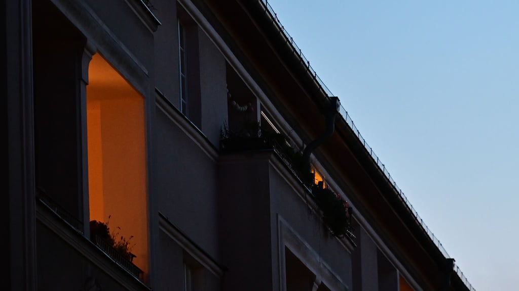 Auf der Suche nach einer neuen Wohnung bewarb sich eine Frau 2022 per Internetformular auf ein Inserat.