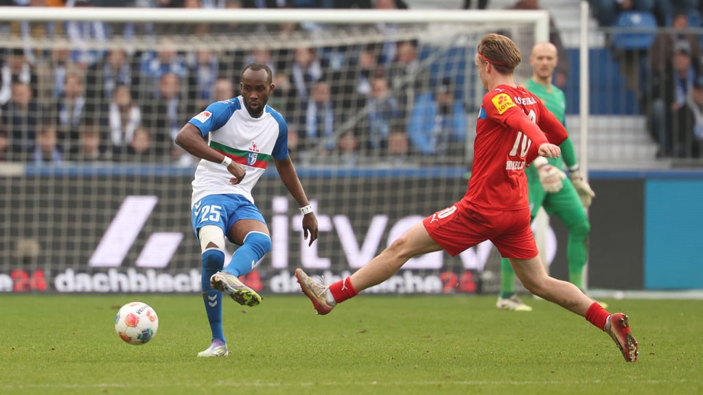 Mit dick bandagiertem Knie kämpfte sich Silas Gnaka zuletzt durch die Partie gegen Holstein Kiel. Beim 1. FC Kaiserslautern heißt es für den Ivorer und den 1. FC Magdeburg nochmal Zähne zusammenbeißen.