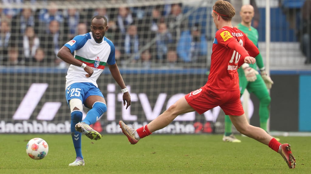 Mit dick bandagiertem Knie kämpfte sich Silas Gnaka zuletzt durch die Partie gegen Holstein Kiel. Beim 1. FC Kaiserslautern heißt es für den Ivorer und den 1. FC Magdeburg nochmal Zähne zusammenbeißen.