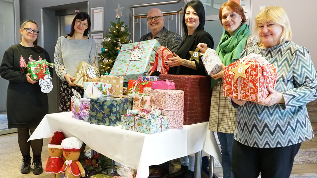 Die Wünsche waren vom Wunschbaum im Rathaus schnell abgepflückt. Nun haben Bürgermeister Mike Steffens und Presseprecherin Julia Schneider (2.v.l.) die Geschenke an die Verteter der einrichtungen überreicht. 