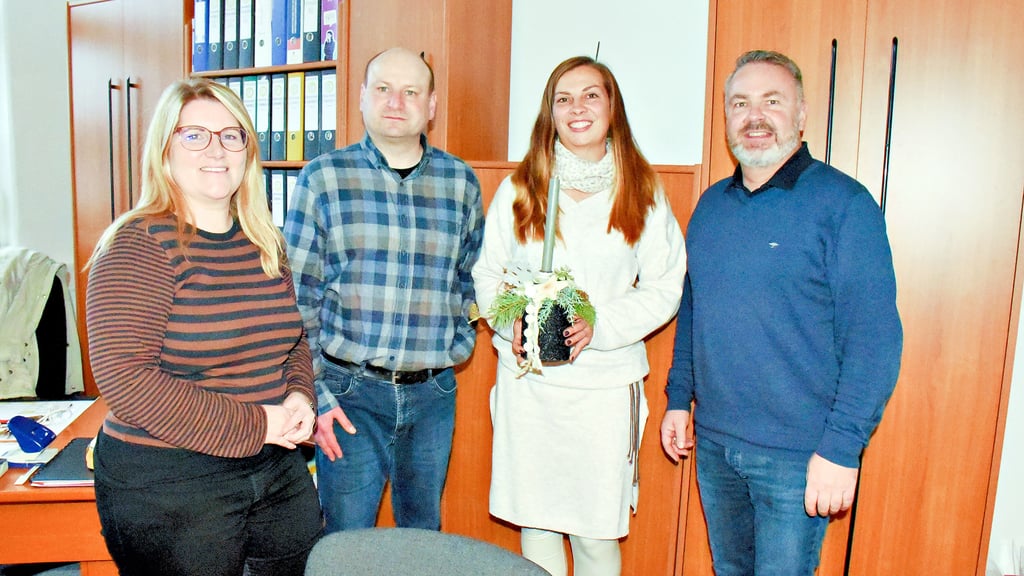 Der Verbandsdgemeinde-Bürgermeister Michael Stöhr (r.), Fachbereichsleiter Daniel Kasten und Sachgebietsleiterin Daniela Demuth gratulierten Sara Haberzettl (2.v.r.) zu ihrer Berufung als neue Leiterin der Grundschule Westeregeln. 