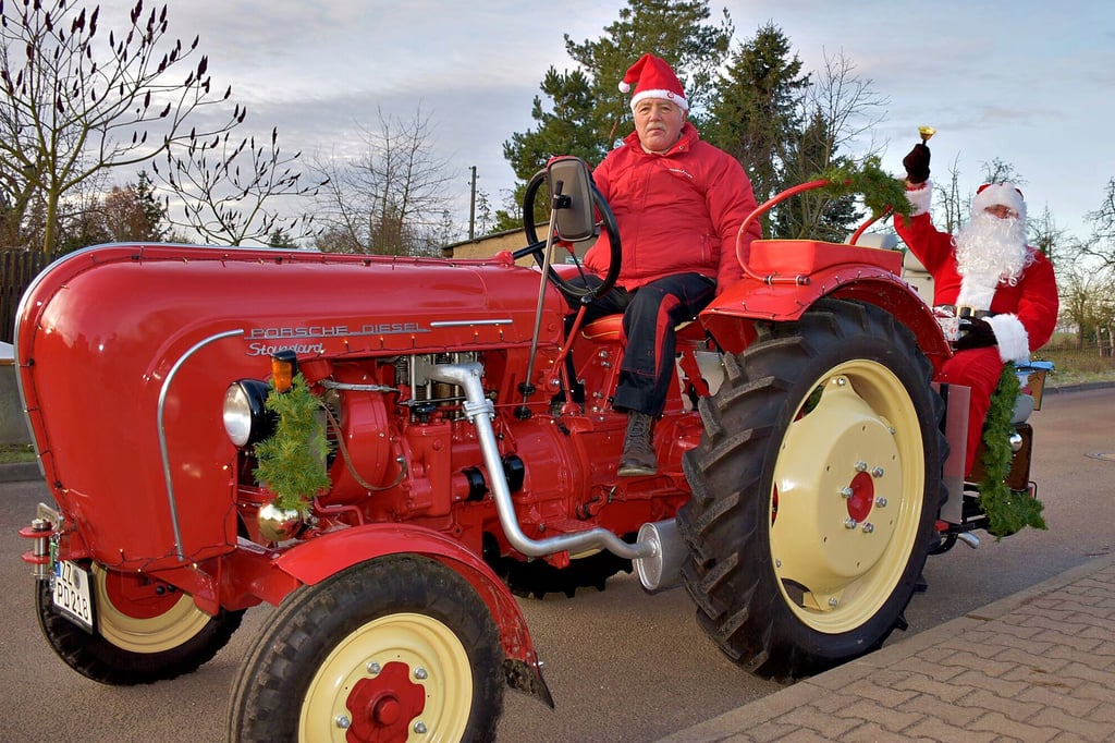 Lang von den Kindern ersehnt: Der Weihnachtsmann und sein Chauffeur machen am Mittwoch Station in der Geußnitzer Kindertagesstätte Kleine Entdecker.