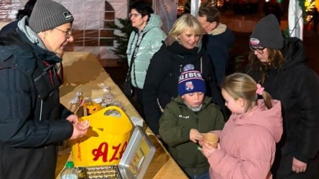 Bei der Tombola in Eisleben versuchten viele ihr Glück. 