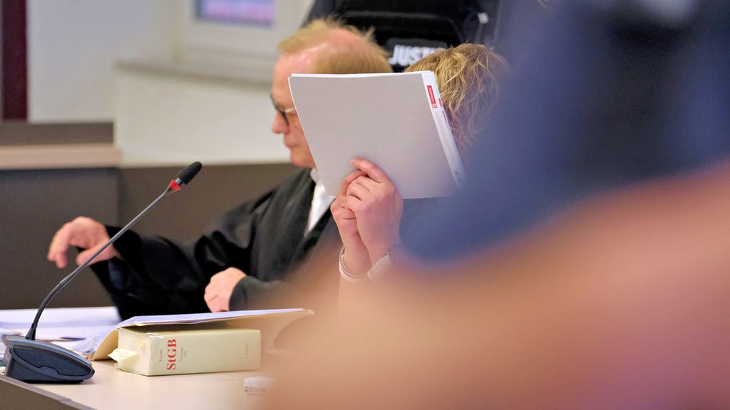 Jessica H., Beschuldigte in einem Prozess am Landgericht Dessau, sitzt auf der Anklagebank.   