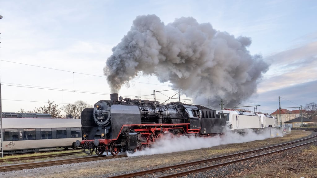 Die Dampflok bringt drei E-Loks in den Harz.