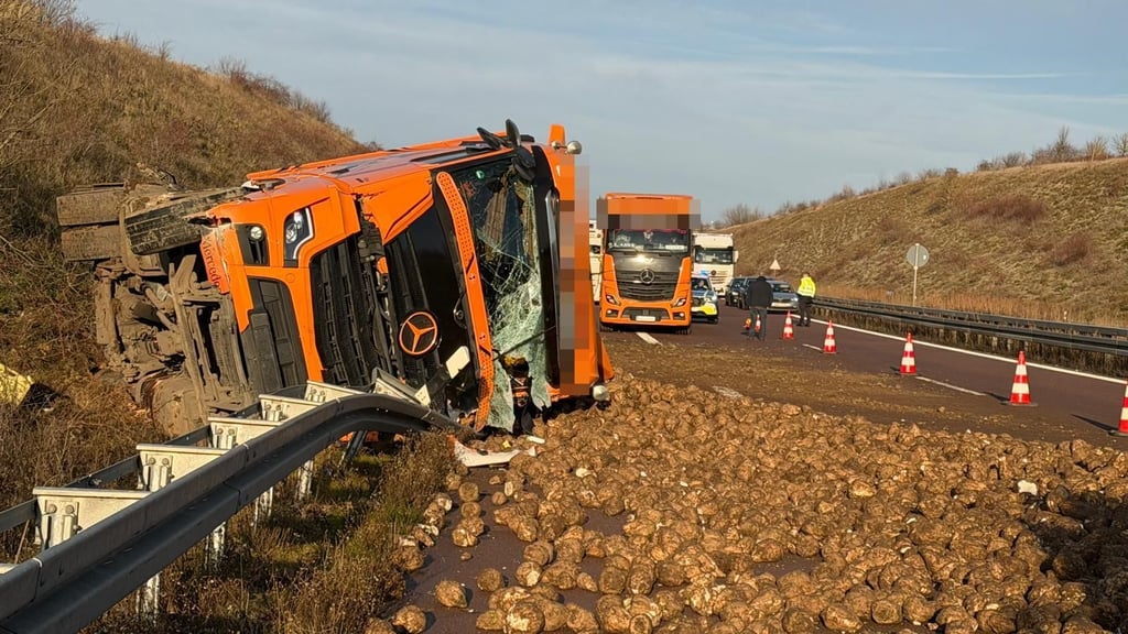 Auf der A38 hat es einen Unfall mit einem mit Rüben beladenen Lkw gegeben.