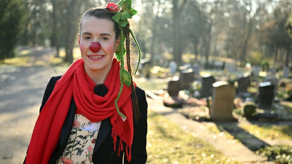 Als Clown Finovo ist Katrin Lehmann-Buss regelmäßig auf dem Erfurter Friedhof unterwegs und möchte so helfen, mit Trauer umzugehen.