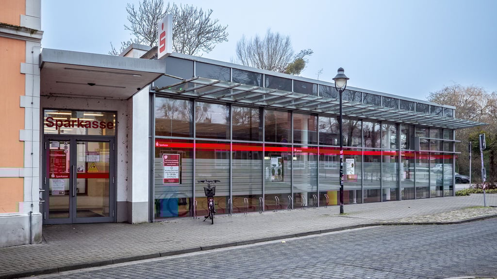 Nach Vorkommnissen in der Geschäftsstelle der Sparkasse MagdeBurg in Gommern wird der Zugang zum Haus für Kunden eingeschränkt.
