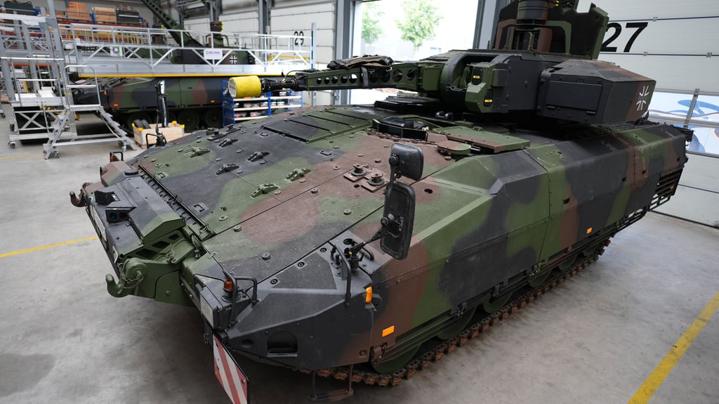 Ein Schützenpanzer Puma ist einer Werkhalle von Rheinmetall abgestellt.
